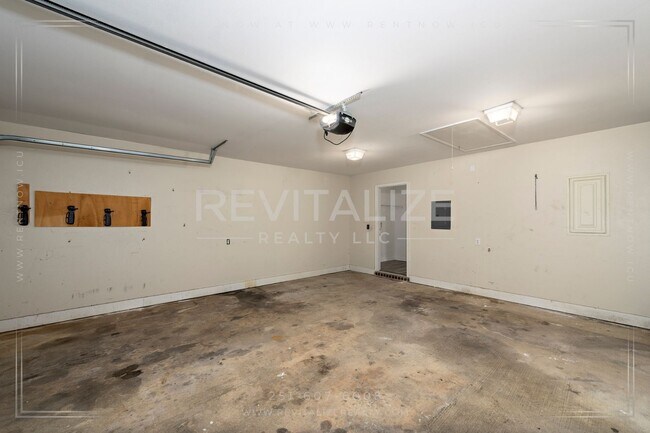 Building Photo - Spacious 3-Bedroom Home with Open Floor Pl...