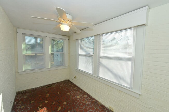 Building Photo - Larchmont Waterfront! Just Miles from NOB