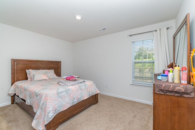 Building Photo - MOVE-IN READY!