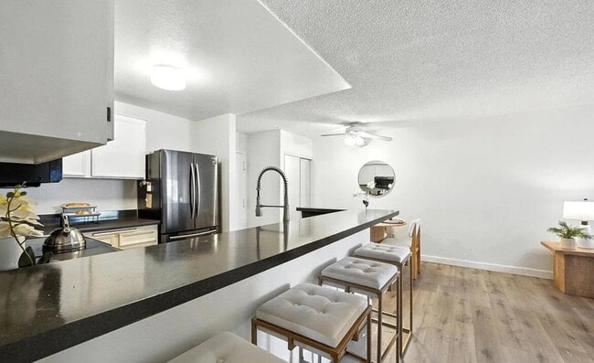 Building Photo - This 1-bedroom, 1-bathroom unit offers an ideal blend of comfort, convenience, and community