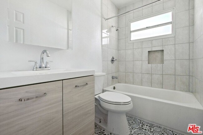 Building Photo - 6612 De Longpre Ave