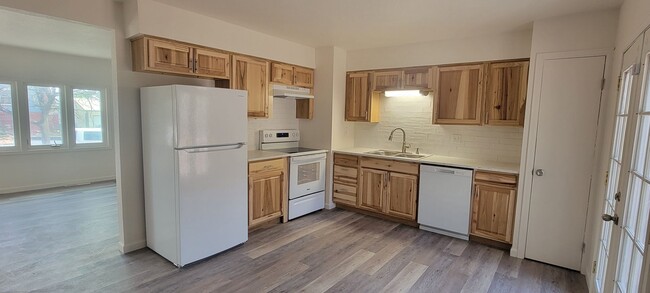 Building Photo - 4 Bedroom 1.5 Bath