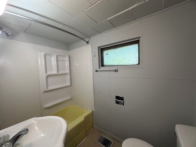 Building Photo - 215 Cook-