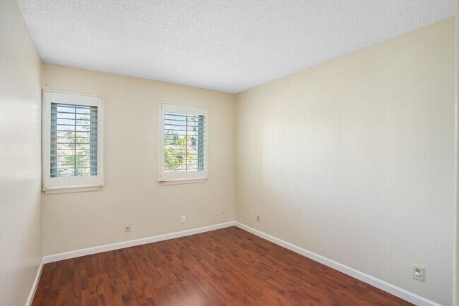 Building Photo - 1130 Fontana Dr