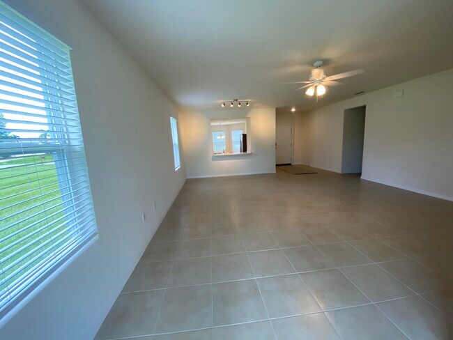 Building Photo - 636 SW 19th Ave