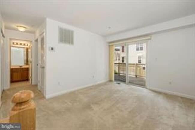 Building Photo - 2 LEVEL CONDO WITH 1 CAR GARAGE, DEN/LOFT ON THE BEDROOM LEVEL, VERY OPEN FLOOR