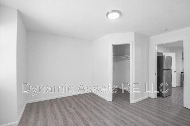 Building Photo - 208 E Park St
