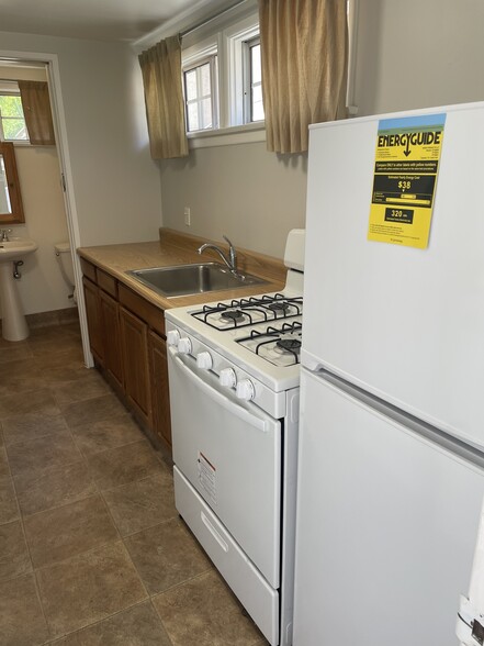 New stove and refrigerator - 923 N Maple St