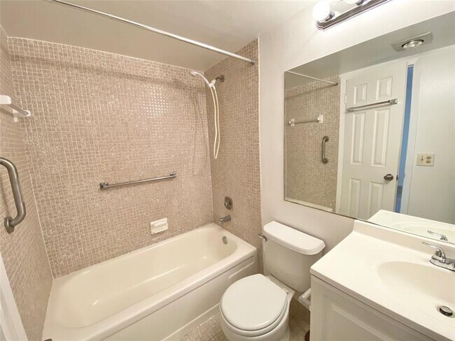 Building Photo - 149 Mansfield D