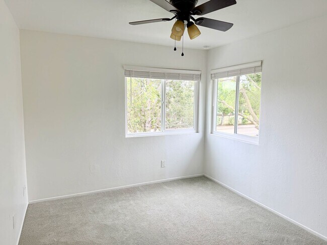 Building Photo - Updated 2 Bedroom Home with Garage & Community Amenities