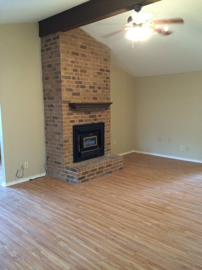 Building Photo - 10616 Debbie Ln
