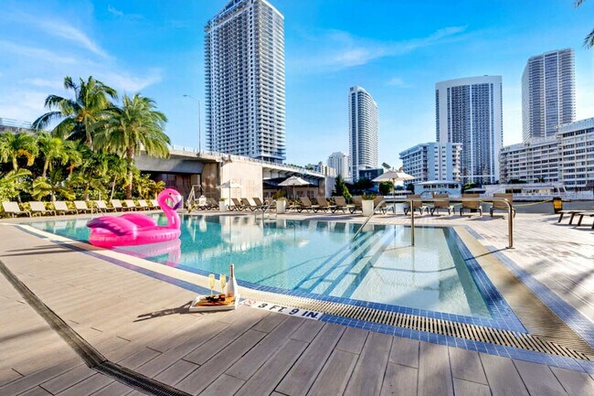 Building Photo - 2602 E Hallandale Beach Blvd