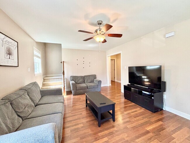 Building Photo - Spacious 4-Bedroom Home in Portsmouth