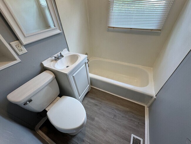Building Photo - Eagledale 3 Bedroom 1 Bath