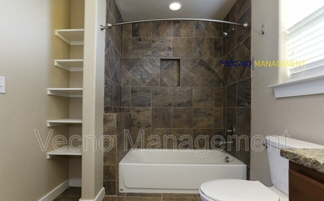 Building Photo - 221 Circle Ct
