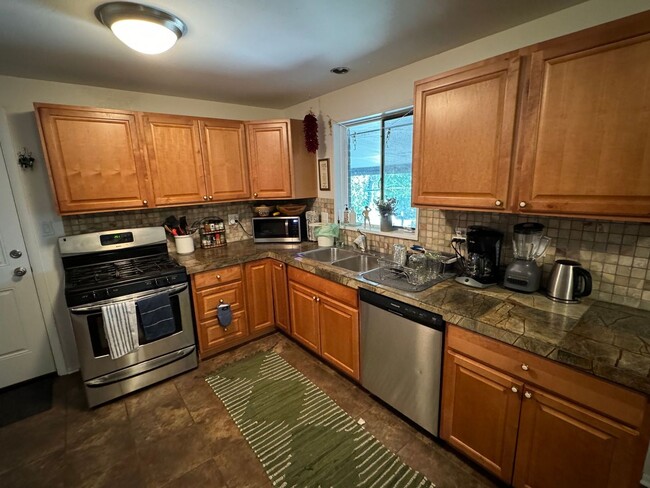 Building Photo - Beautiful 3 Bed 1.5 Bath Central Boulder H...