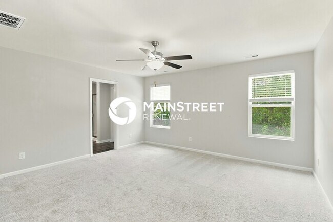 Building Photo - 4 Bedroom Pet-Friendly Home in Charlotte, NC with Main Street Renewal