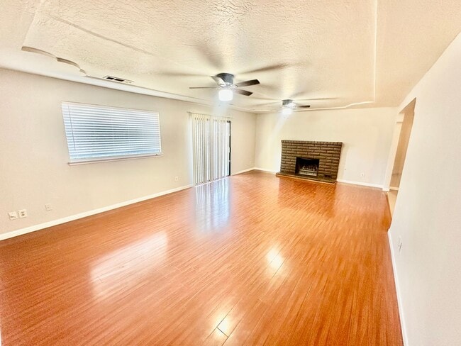 Building Photo - 3/2 Near Woodward Park