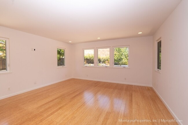 Building Photo - Beautiful, meticulously updated and  maint...