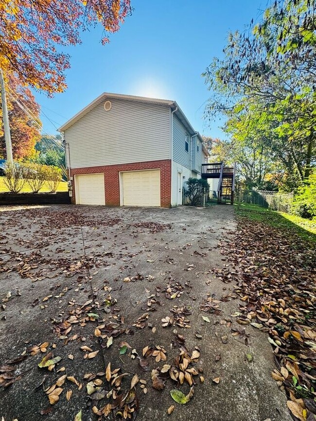 Building Photo - Split-Foyer Charm with Modern Upgrades in West Knox