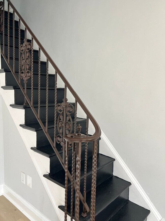 Building Photo - Beautiful & spacious 3b/1.5b home