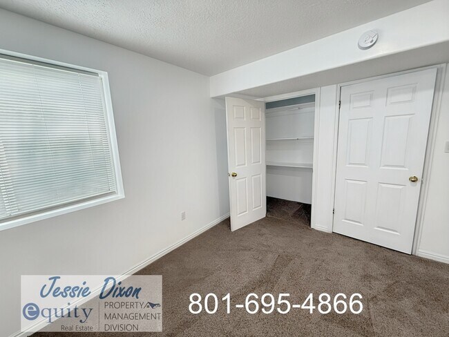 Building Photo - 108 W Oaks Dr