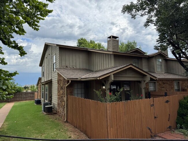 Building Photo - 3-bedroom Condo in Quail Springs area, fully furnished! You only pay Electric and Internet!