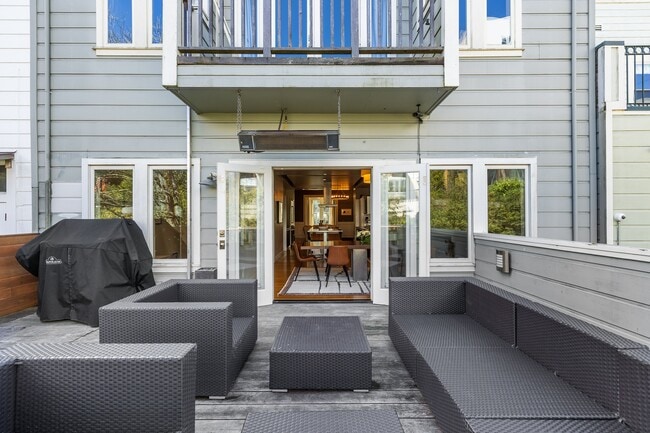 Building Photo - 2866 Pine St