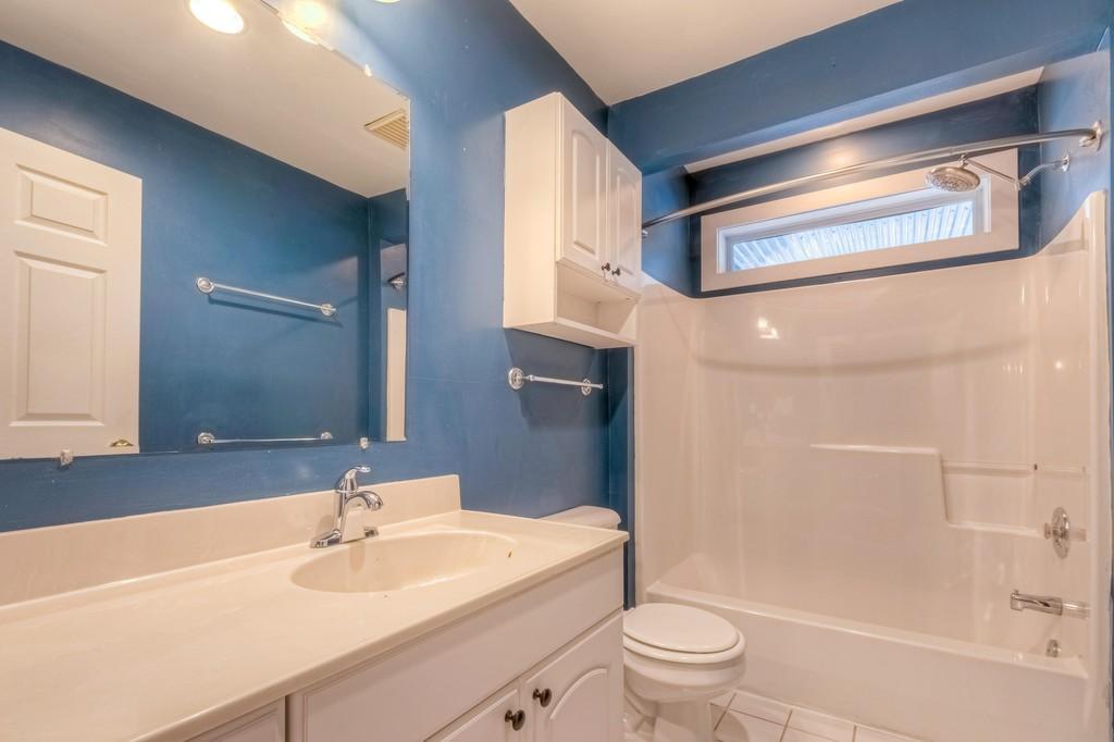 Main bath with tub - 408 Woodland Shores Rd