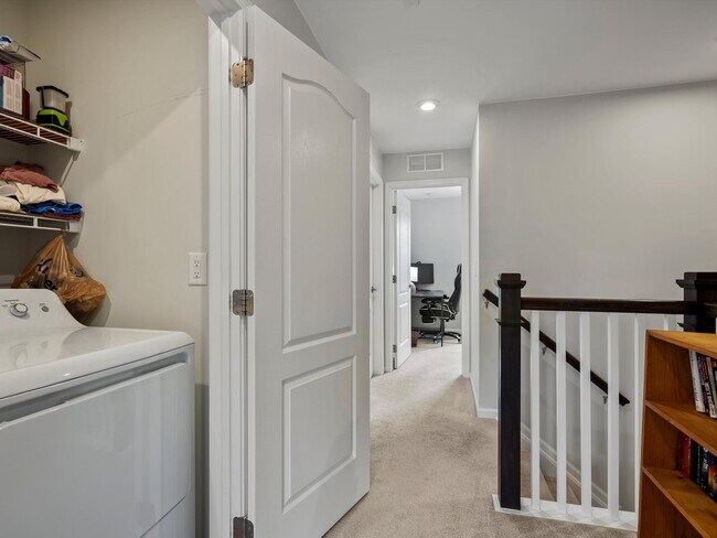 Building Photo - 202 N Sydney Ct