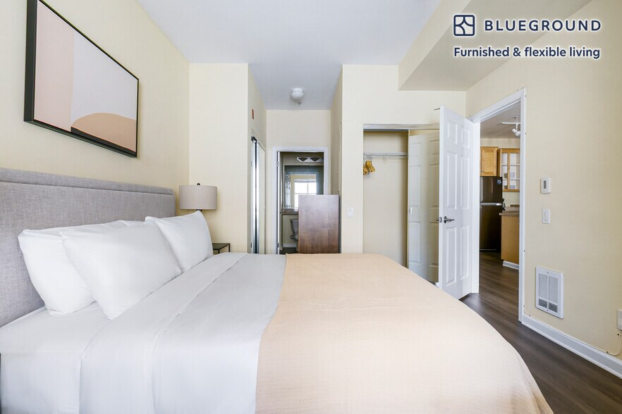 Building Photo - 853 Commodore Dr