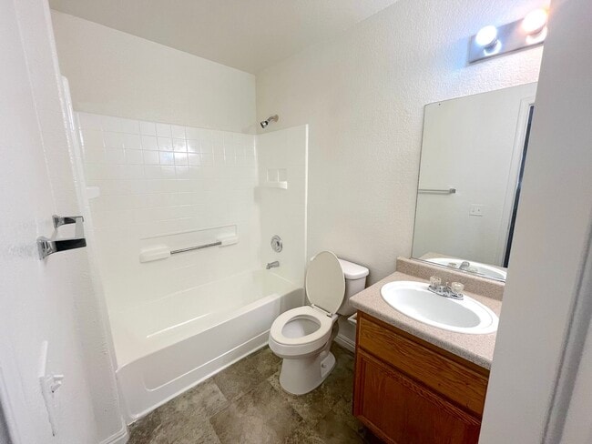 Building Photo - SPACIOUS 2BED/2BATH CONDO * SECOND FLOOR FLOOR UNIT*