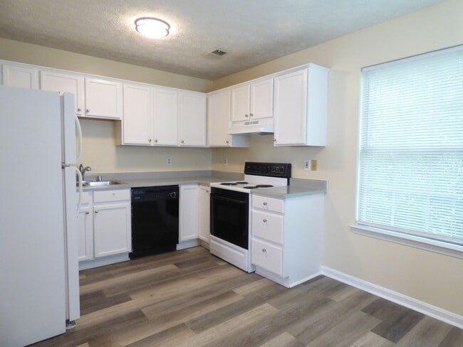 Building Photo - Beautiful Townhouse! All Electric, Washer/...