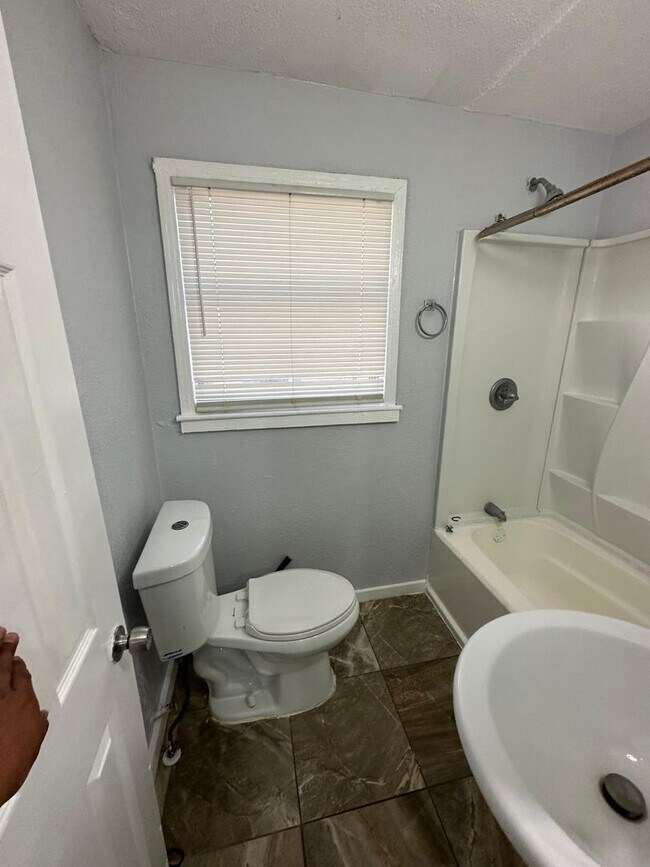 Building Photo - Fully Renovated 3/1 Single Family Ready for Move In!