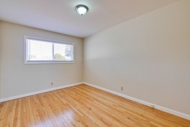 Building Photo - Beautiful Birdland Home on Quiet Cul-de-Sa...