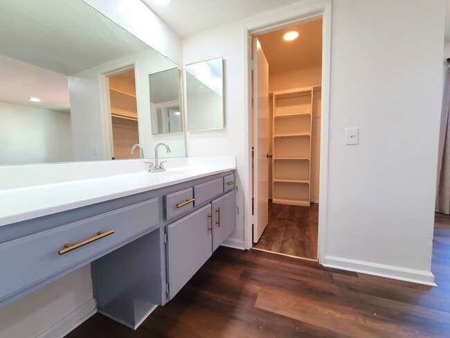 Building Photo - $500 MOVE-IN CREDIT w/Approved 675+ Credit...