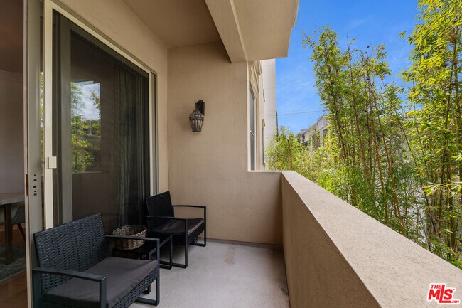 Building Photo - 411 N Oakhurst Dr