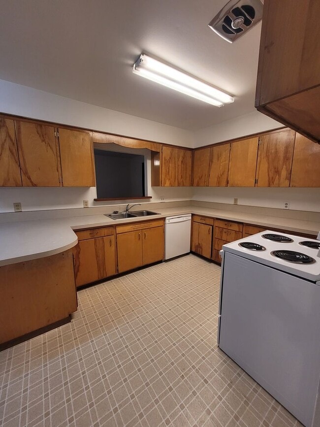 Building Photo - FREE DECEMBER RENT - New Interior Paint/ 1637 Sq Ft