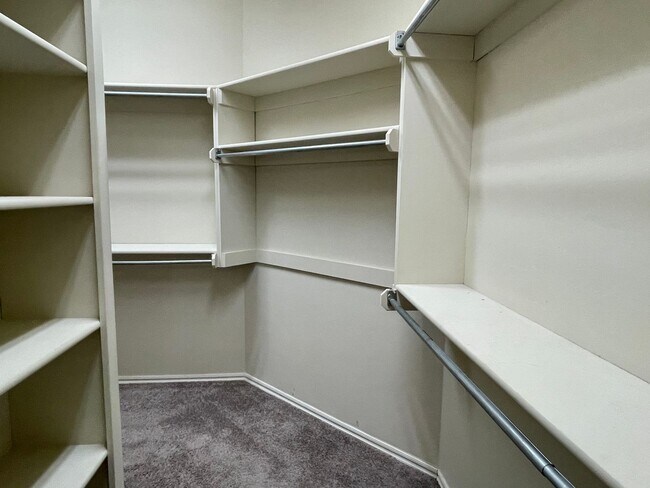 Building Photo - Great 3 Bed 2 Bath in a Gated Neighborhood!!