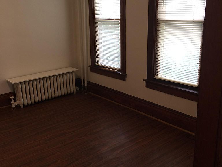 Building Photo - 213 E Mill St