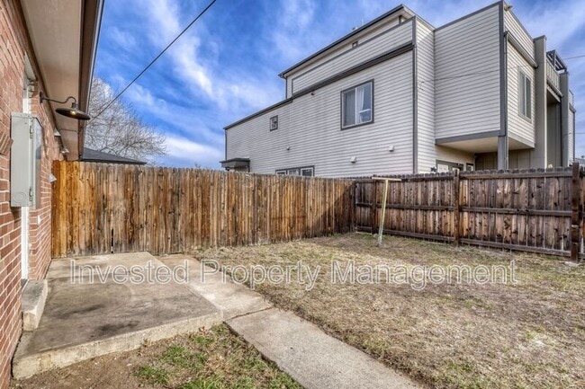 Building Photo - 3230 Elm St