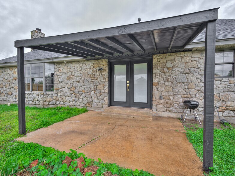 Covered Patio - 5301 SE 82nd St