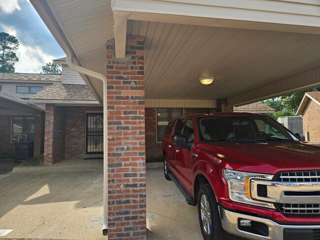 Building Photo - 2711 Greenbriar Dr