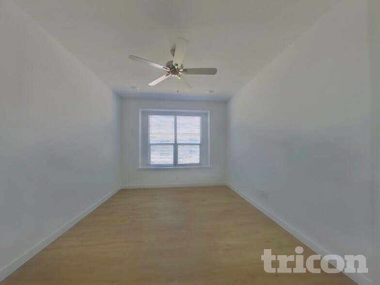 Building Photo - 448 Lone Star Dr
