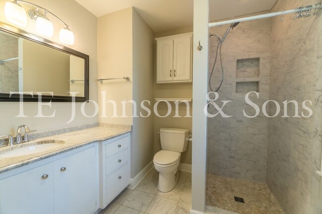 Building Photo - Spacious 5 Bedroom Home in the Heart of Sherwood Forest