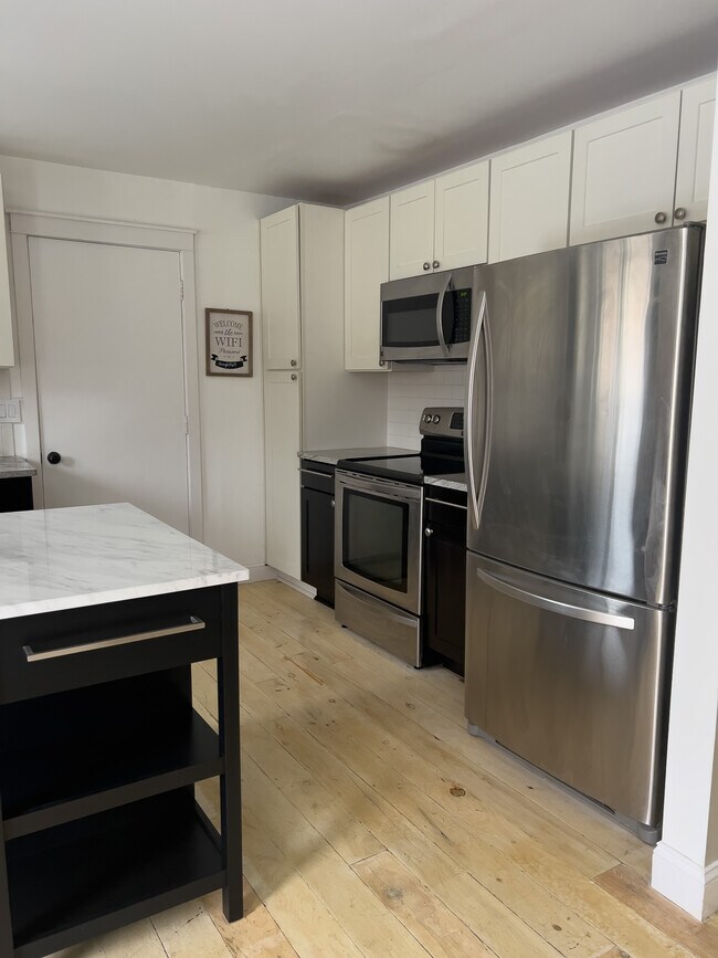 Building Photo - 10571 Center Rd