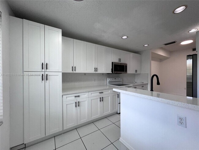 Building Photo - 16322 Malibu Dr