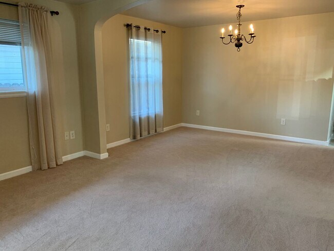 Building Photo - 4 Bedroom Duplex