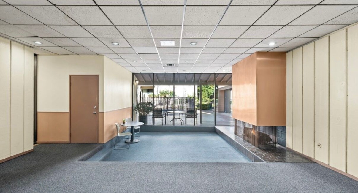 Building Photo - 1615 Hotel Cir S