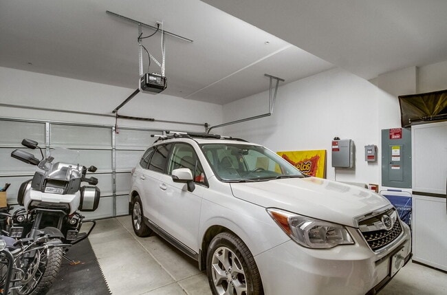 Building Photo - Welcome to your modern La Mesa townhome with solar!